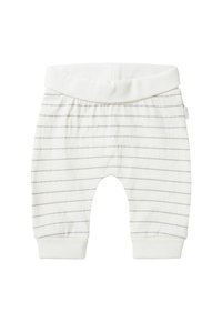 Lichte, zachte katoenen broek met een witte basis en dunne grijze strepen, voorzien van een brede elastische tailleband en geribbelde enkelboorden.