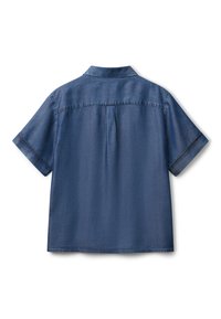 Camisa de mezclilla de manga corta en azul oscuro, con un collar clásico, pliegue en la parte posterior y puños enrollados. Confeccionada con una tela suave y texturizada.
