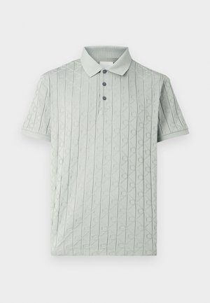 Tricou polo verde deschis cu un model texturat cu accente în formă de diamant, trei nasturi și guler și manșete striate.