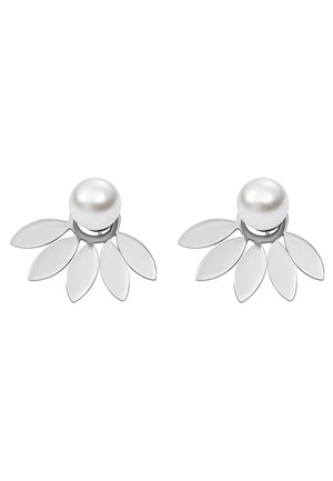 Boucles d’oreilles en argent avec une perle blanche ronde centrale et cinq pétales allongés en forme de feuille en argent qui s’éventent sous chaque perle.