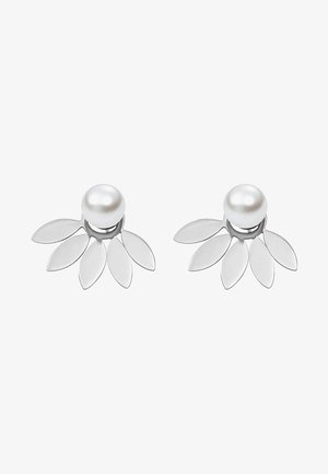 Boucles d’oreilles en argent avec une perle blanche ronde centrale et cinq pétales allongés en forme de feuille en argent qui s’éventent sous chaque perle.