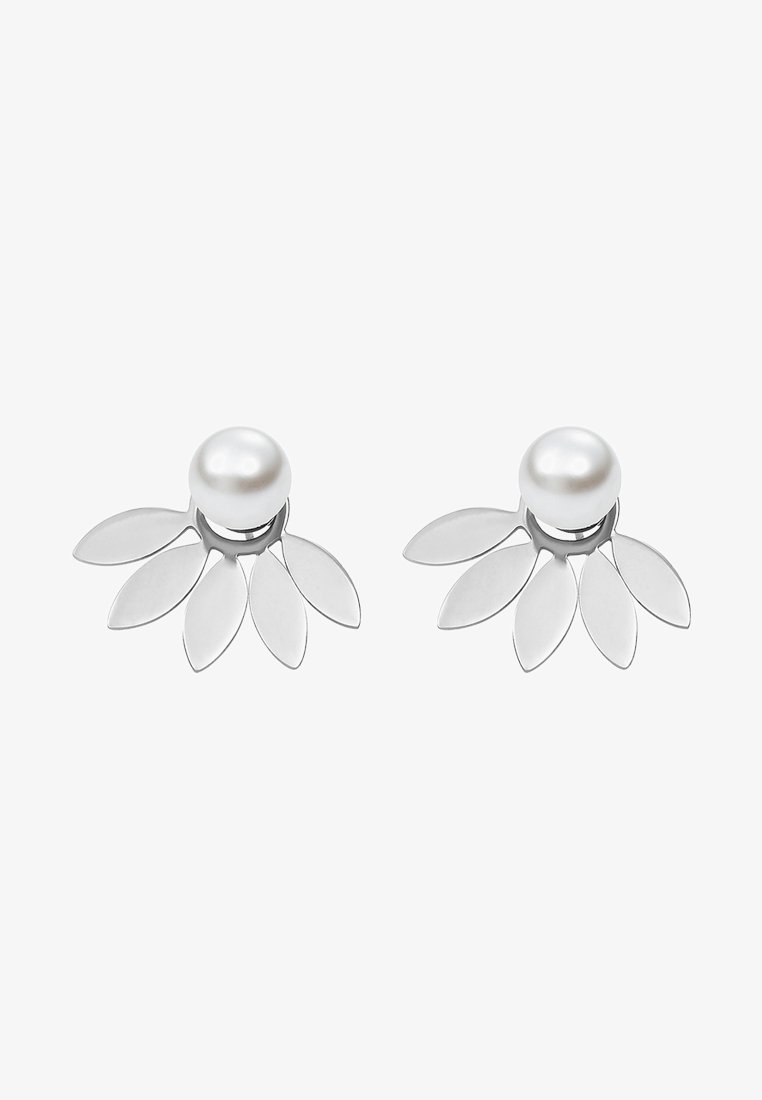 Boucles d’oreilles en argent avec une perle blanche ronde centrale et cinq pétales allongés en forme de feuille en argent qui s’éventent sous chaque perle.