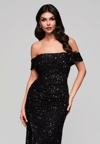 Abito nero in paillettes a spalle scoperte, con una silhouette aderente, decorato con paillettes lucide, caratterizzato da un design arricciato e drappeggi eleganti.