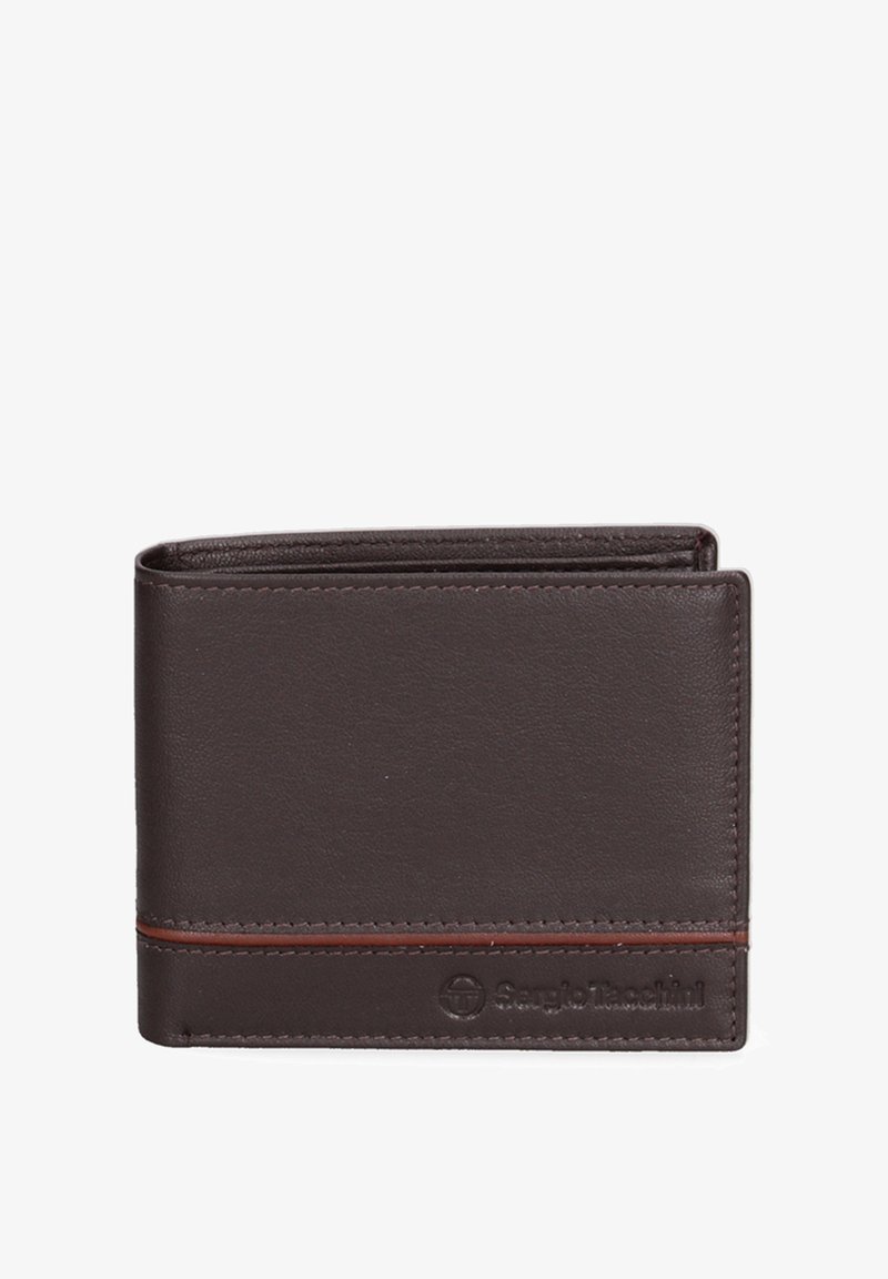 Portefeuille bi-fold en cuir marron avec une texture lisse, des coutures orange contrastantes et un logo embossé sur le devant. Design compact avec plusieurs fentes.