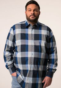 Langarm geruite blouse in tinten van blauw, grijs en wit, met een knoopsluiting kraag en een relaxte pasvorm. Gemaakt van zachte stof.