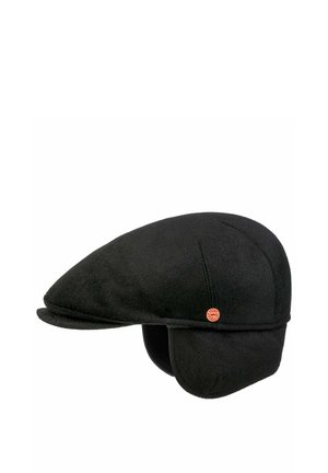Schwarze flache Mütze mit Ohrklappen und einem kleinen runden rot-weißen Markenpin an der Seite, isoliert auf weißem Hintergrund.