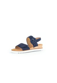Navy suède wedge sandaal met twee brede banden, waarvan één verstelbaar, kurkdetail op de hak, witte rubberen zool en een gestructureerde loopvlak.