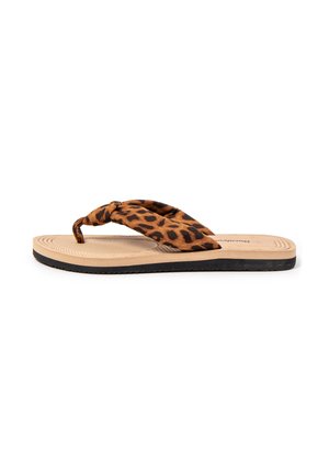 Sandalia tipo flip-flop beige con tiras gruesas de tela con estampado de leopardo y suela de goma negra, mostrada de perfil sobre fondo blanco.