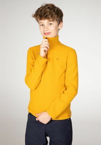 Pullover in pile giallo con colletto alto e chiusura con zip, dotato di maniche lunghe e un logo discreto sul petto. Texture morbida.