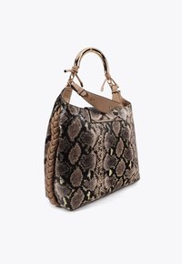 Käärmeennahkakuosiset käsilaukku, jossa on teksturoitu pinta, vaaleanruskeita yksityiskohtia ja letitetty koriste toisella puolella. Varustettu metallinhohtoisilla kultaisilla kahvoilla ja tarvikkeilla.