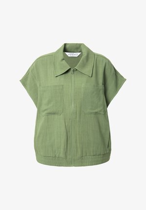 Grøn kortærmet jakke lavet af letvægtsstof med lynlås lukning og to frontlommer med klapdetaljer.