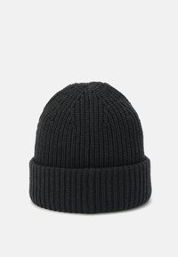 Czarna dziana czapka typu beanie z teksturowanym, prążkowanym wzorem oraz podwiniętym daszkiem, z bezszwową koroną i miękkim, przytulnym materiałem.