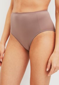 Culotte taille haute couleur chocolat avec un tissu lisse et extensible ; présente des coutures nettes et un design classique pour le confort et l'ajustement.