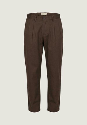 Pantaloni marroni a vita alta a gamba stretta con pieghe, chiusura con bottoni, passanti per cintura e dettaglio con fascia elastica sul retro.