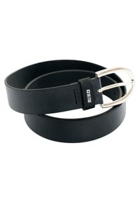 Cinturón de cuero negro con una textura suave, una hebilla de metal plateado y un acento de marca, que presenta un diseño sencillo y clásico.