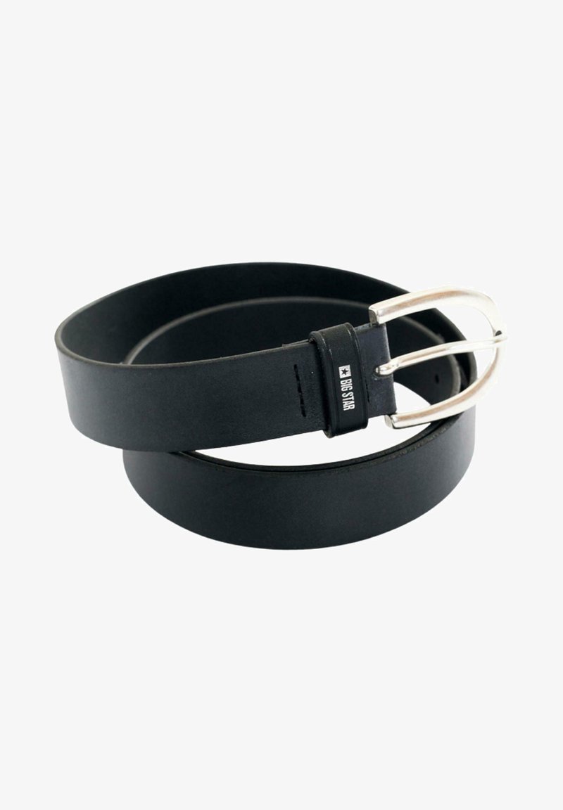 Cinturón de cuero negro con una textura suave, una hebilla de metal plateado y un acento de marca, que presenta un diseño sencillo y clásico.