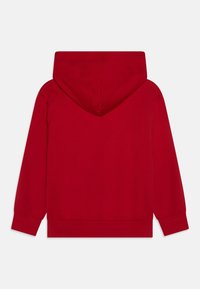 Röd långärmad hoodie som visar sin baksida, med huva, ribbad manschett och ribbad midja mot en enkel bakgrund.