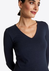 Rich & Royal LONGSLEEVE MIT V NECK - Langarmshirt - midnight blue
