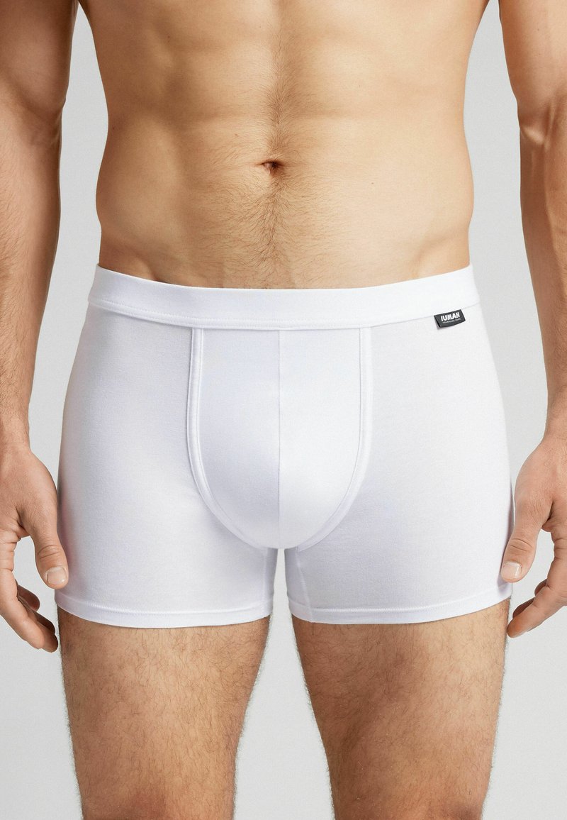 Vita boxershorts i stretchtyg, med en åtsittande design, elastisk midja och förstärkta sydder för hållbarhet.