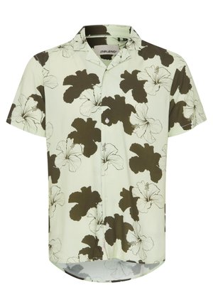 Koszula z krótkim rękawem w jasnooliwkowym kolorze, z dużym, ciemnozielonym wzorem hibiskusa, z zapięciem na guziki z przodu oraz zaokrąglonym dołem.