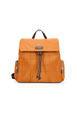 Sac à dos matelassé orange avec fermeture à rabat, accents marron foncé, deux zips latéraux et bretelles réglables. Dispose d'une poignée supérieure.