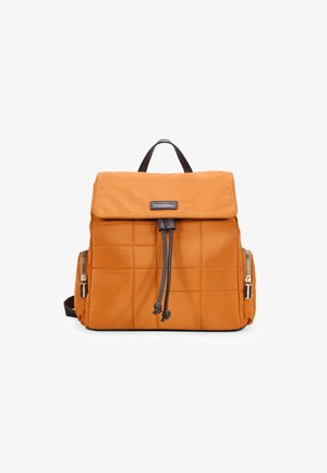 Mochila acolchada naranja con cierre de solapa, acentos en marrón oscuro, dos cremalleras laterales y correas de hombro ajustables. Cuenta con un asa superior.