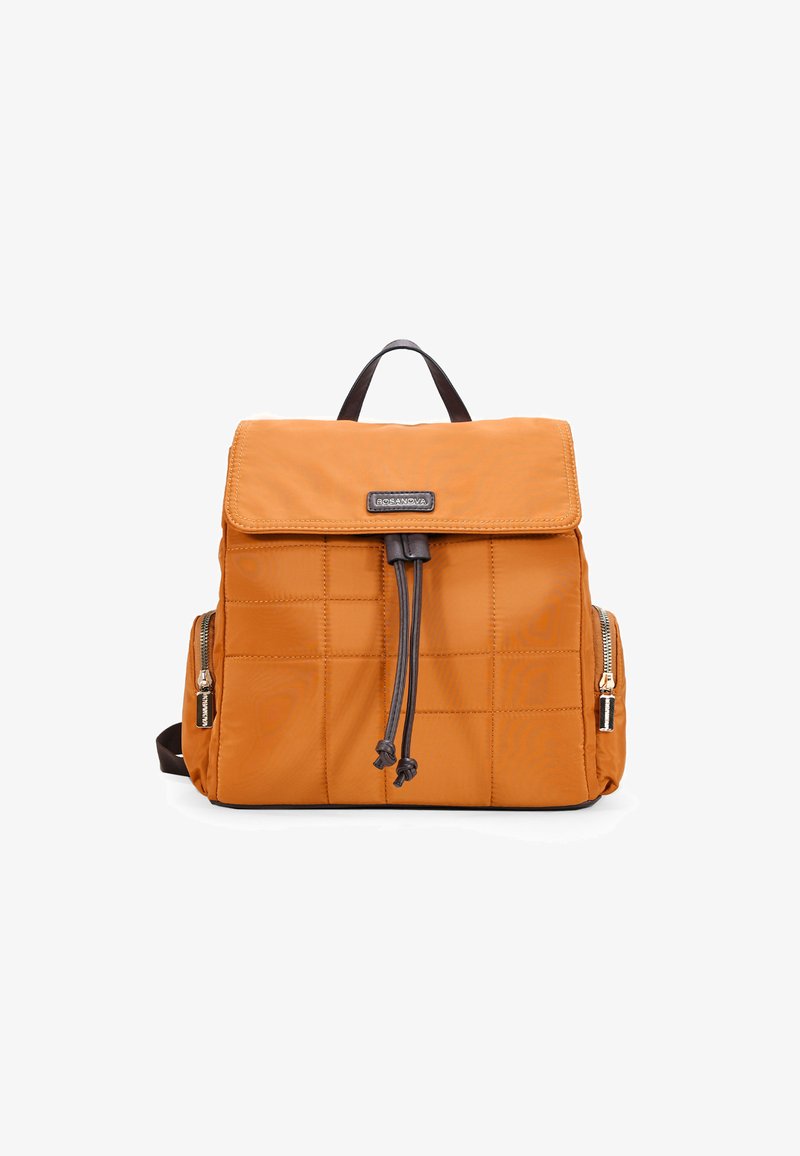 Mochila acolchada naranja con cierre de solapa, acentos en marrón oscuro, dos cremalleras laterales y correas de hombro ajustables. Cuenta con un asa superior.