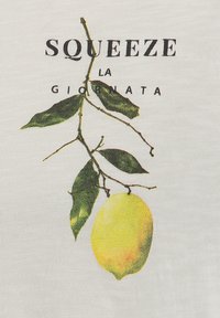 Gele citroen hangend aan een bladerige tak met de tekst "SQUEEZE LA GIORNATA" op een witte textuur achtergrond.