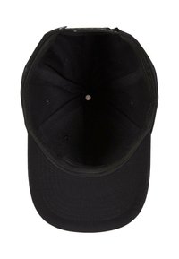 Čierna baseballová čiapka vyrobená z bavlny, s okrúhlou korunou, prešitými ventilačnými otvormi a ohnutým okrajom s viditeľným prešívaním.