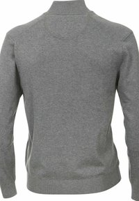 Grauer Pullover aus weichem Strickstoff. Verfügt über einen hohen Kragen, lange Ärmel und gerippte Akzente an den Bündchen und dem Saum.