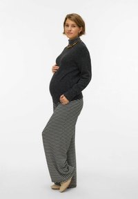 Gravidkläder med en mörkgrå tröja och svartvita randiga vida byxor. Slät textur med minimala utsmyckningar.