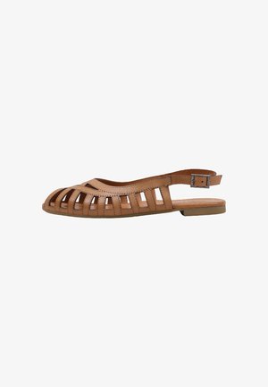 Sandale plate en cuir marron avec bout ouvert, brides latérales découpées, et fermeture réglable à boucle à la cheville.