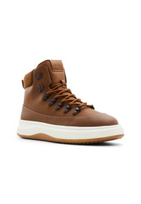 Botas de senderismo de cuero marrón con parte superior texturizada, herrajes negros, suela intermedia gruesa blanca y suela exterior de goma marrón. Presenta un diseño de cordones.