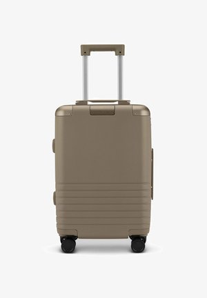 Hartschalenkoffer in Beige mit ausziehbarem Griff und vier schwarzen Rollen, aufrecht stehend vor weißem Hintergrund.