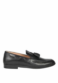 Mocassino da uomo in pelle nera senza lacci con dettagli a nappina e tacco basso, mostrato dal lato esterno su sfondo bianco.