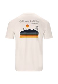 Vit t-shirt med kort ärm med en grafisk design av berg, en sol och träd i mörkblå, orange och gröna ränder över ryggen.