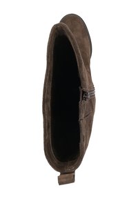 Bruine suede enkellaars met een zachte textuur, zijrits en een ronde neus. De binnenkant is donker en soepel, wat het comfort en de pasvorm verbetert.