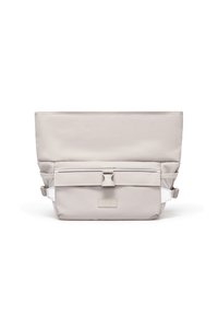 Borsa messenger in tessuto grigio con patta pieghevole, tasca frontale con zip, spallacci regolabili e una patch con logo sul davanti. Texture morbida.