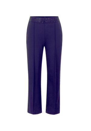 Pantaloni viola con una cintura larga che presenta un testo del marchio in rilievo. Design a gamba dritta con cuciture frontali. Tessuto morbido e liscio.