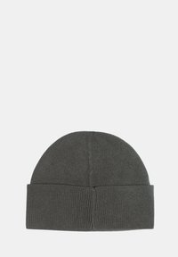Berretto a maglia grigio con una consistenza liscia, corona arrotondata e un bordo a coste piegato nella parte inferiore. Design semplice e funzionale.