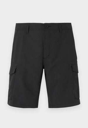 Short cargo noir longueur genou avec passants de ceinture, fermeture à boutons, poches avant et poches à rabat des deux côtés.