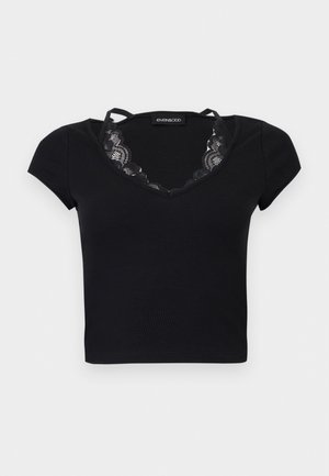 Μαύρο κοντομάνικο ριμπ τοπ με κομμένο μήκος, V-λαιμόκοψη, δαντελωτή λεπτομέρεια και λεπτούς τιράντες από την εταιρεία Even&Odd.