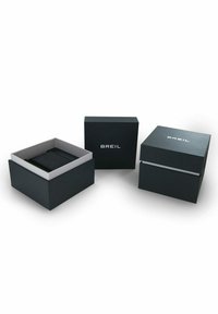 Sorte papæsker i forskellige størrelser, med en glat overflade, mat finish, og 'BREIL' trykt i hvidt på overfladen.