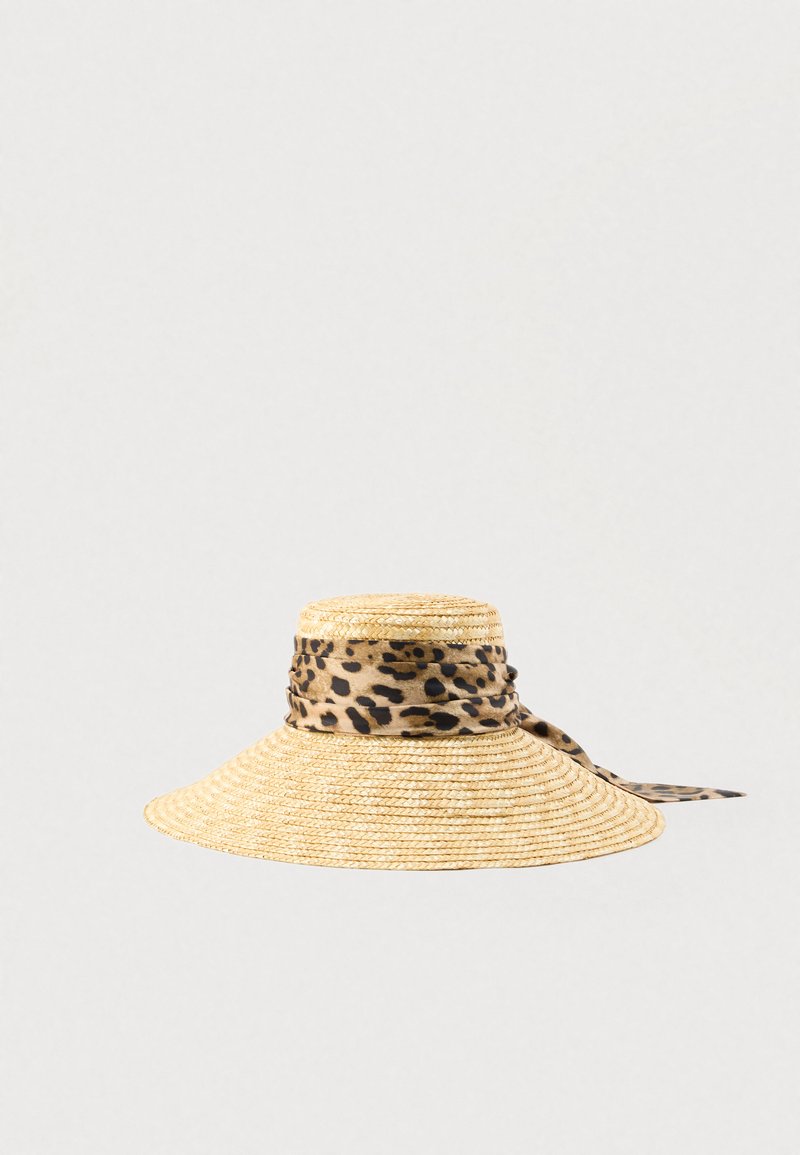 Sombrero de paja de ala ancha con una banda de tela estampada de leopardo. El sombrero presenta un color natural con una textura suave y un detalle atado en la parte trasera.