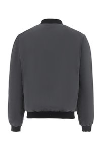 Graue Bomberjacke aus glattem Material, mit einem gerippten schwarzen Kragen und Bündchen, entspanntem Schnitt und elastischem Taillenbund.