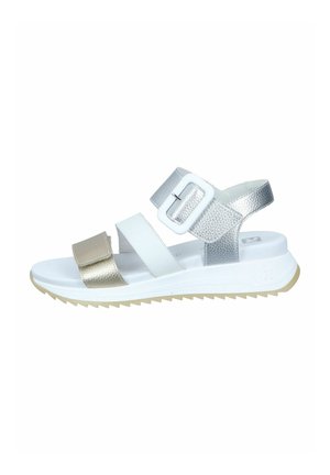 Sandali bianchi e argento metallico con una fascia testurizzata, fibbia regolabile e suola in gomma rigata.