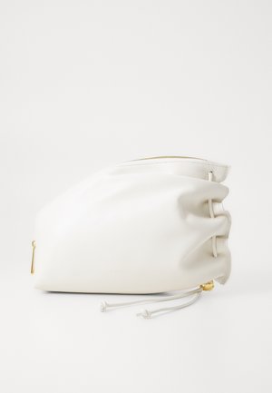 Biała skórzana kopertówka o marszczonym designie, z złotymi elementami i zapięciem ze sznurkiem. Gładka tekstura i minimalistyczny styl.