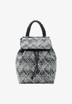 Mochila de tela texturizada gris y negra con asa trenzada, solapa plegable, cierre de cordón y patrón de diamantes.