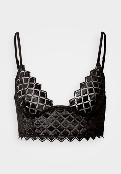 Čierna braletka má prešívaný geometrický vzor, zvlnené okraje, nastaviteľné ramienka a jemnú textúru.