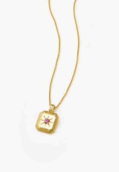 Colar de ouro com um pendente quadrado que apresenta uma gema rosa central, bordas sulcadas e um design de estrela. A corrente é finamente ligada.